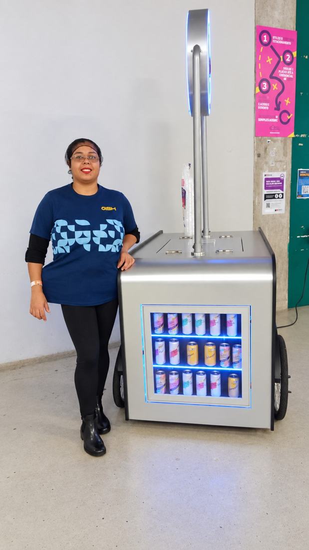 Érika em ação de marca com carrinho de bebidas