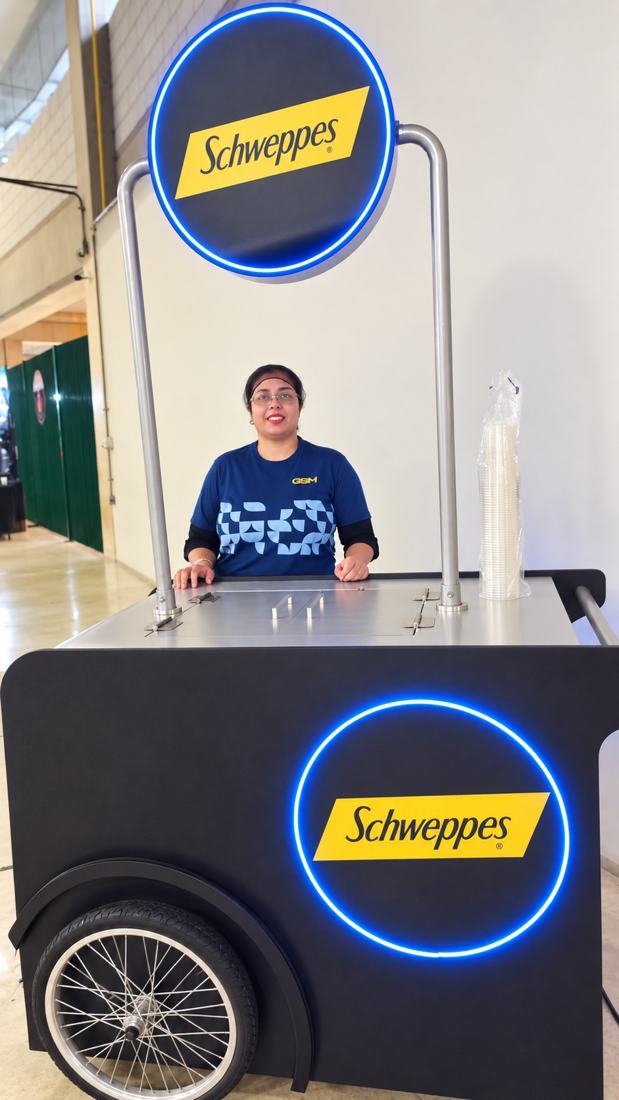Érika em ponto de bebidas Schweppes