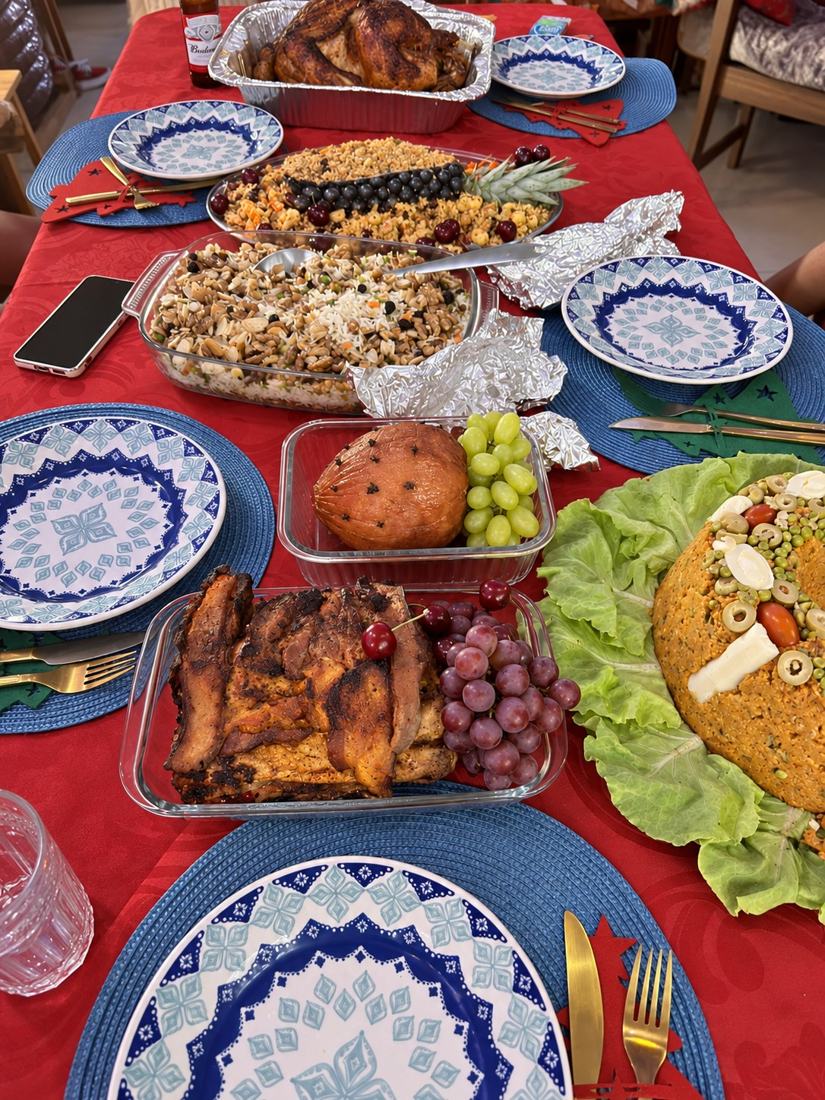 Mesa de ceia posta com pratos variados
