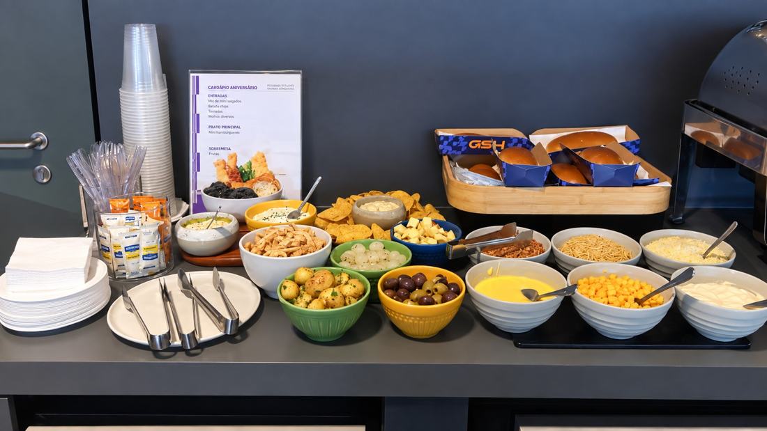Buffet com acompanhamentos organizados