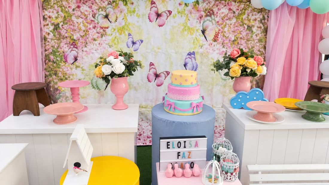 Mesa de bolo e doces em festa infantil