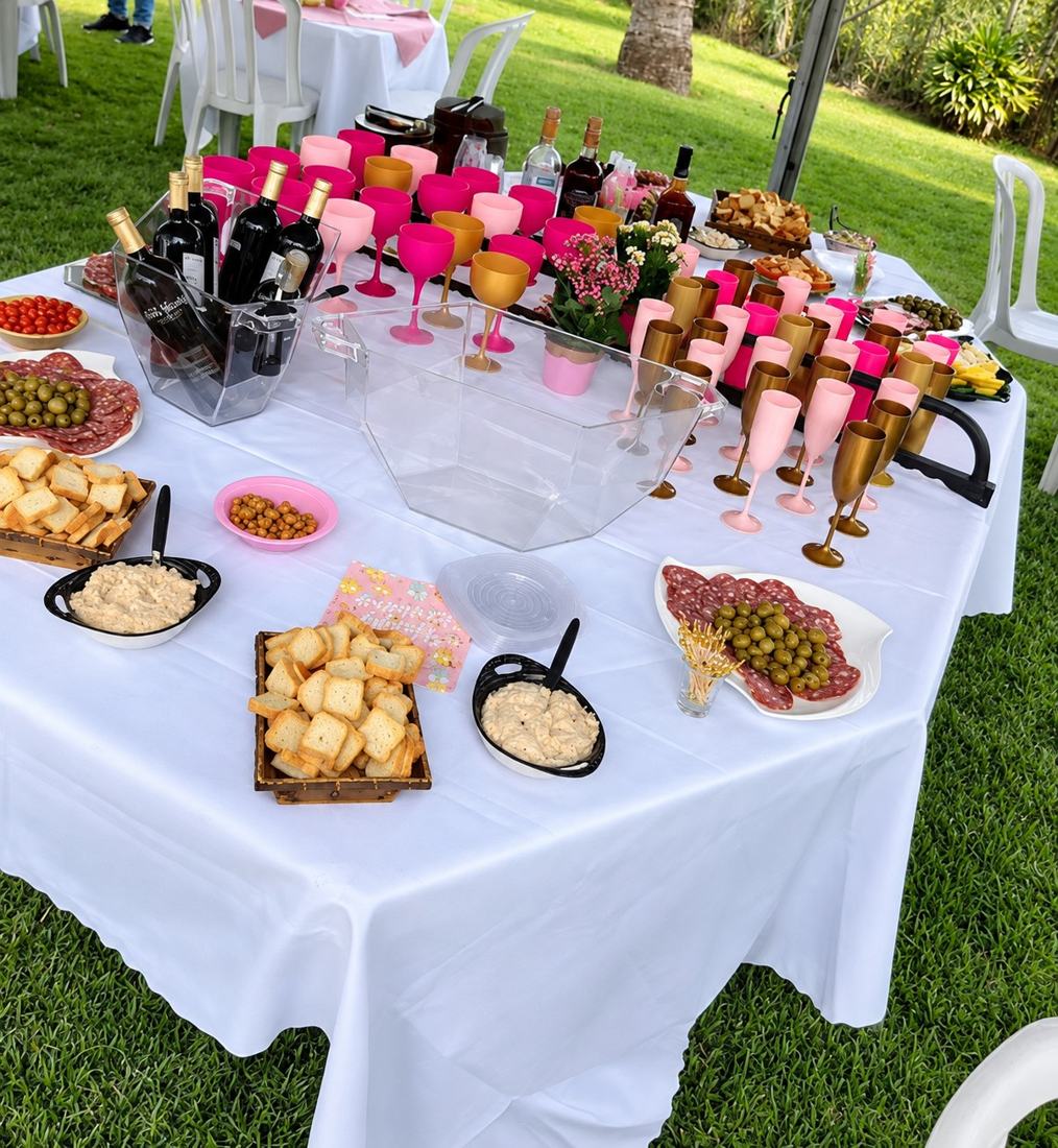 Mesa de petiscos e bebidas ao ar livre