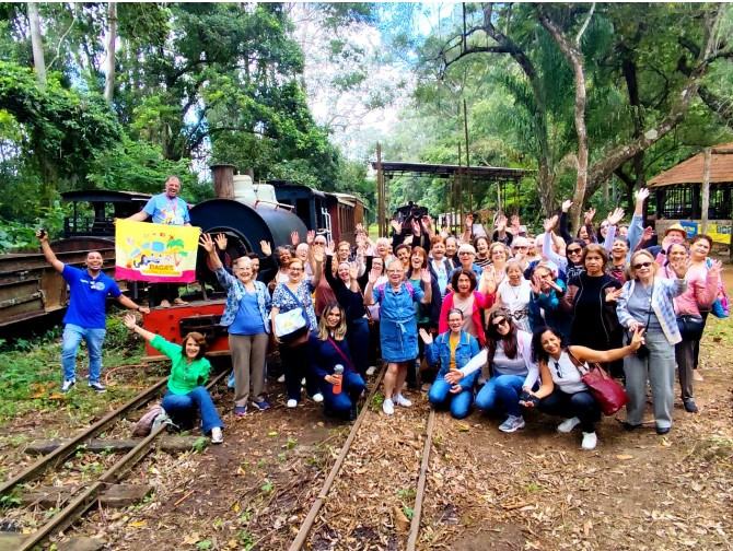 Grupo de visitantes na Estrada de Ferro Perus-Pirapora