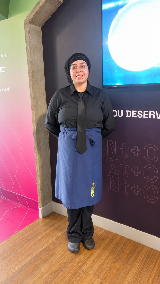 Érika na recepção de um evento corporativo