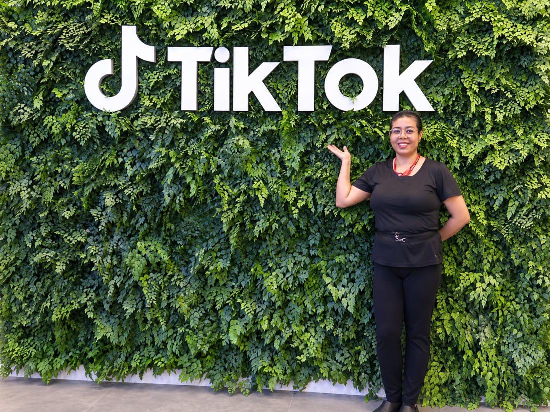 Érika Bezerra em frente a um painel verde em um evento corporativo