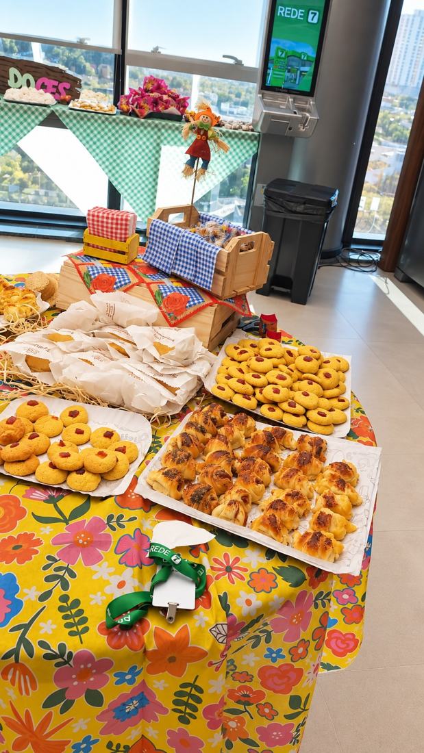 Mesa de salgados e doces em festa junina