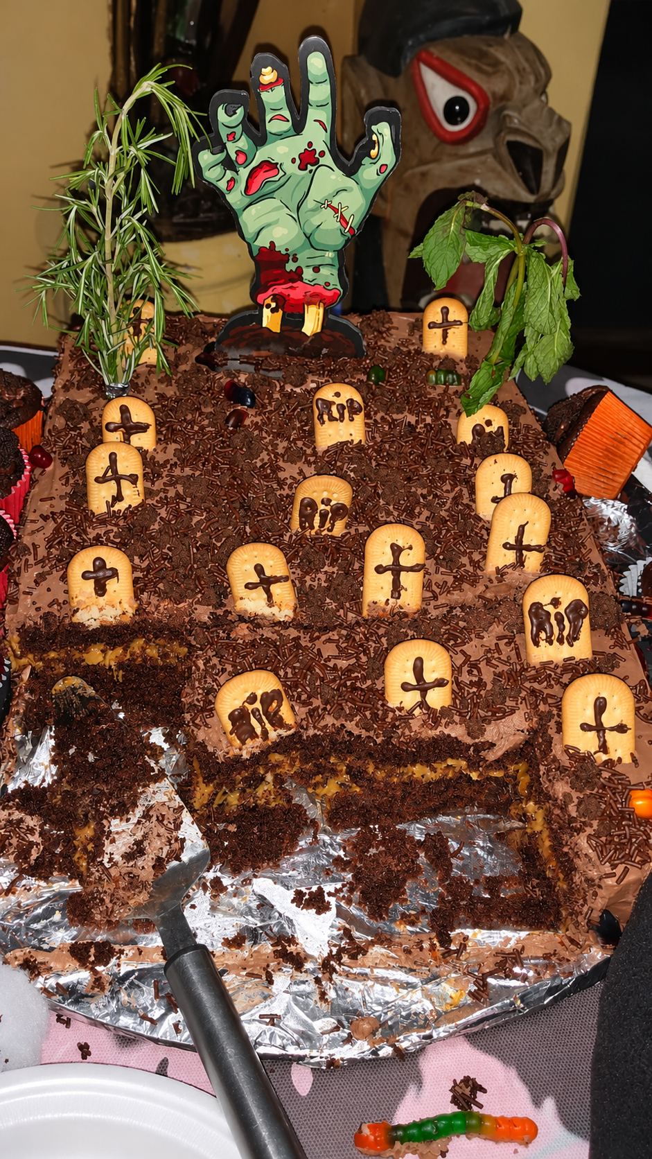 Bolo de cemitério para festa de Halloween, com lápides de biscoito