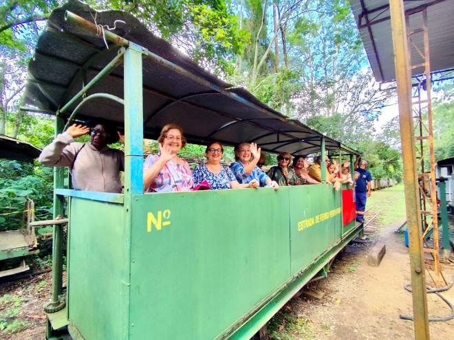 Visitantes no vagão do trem