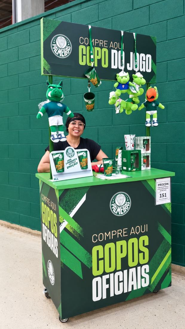 Érika em ponto de venda de copos oficiais