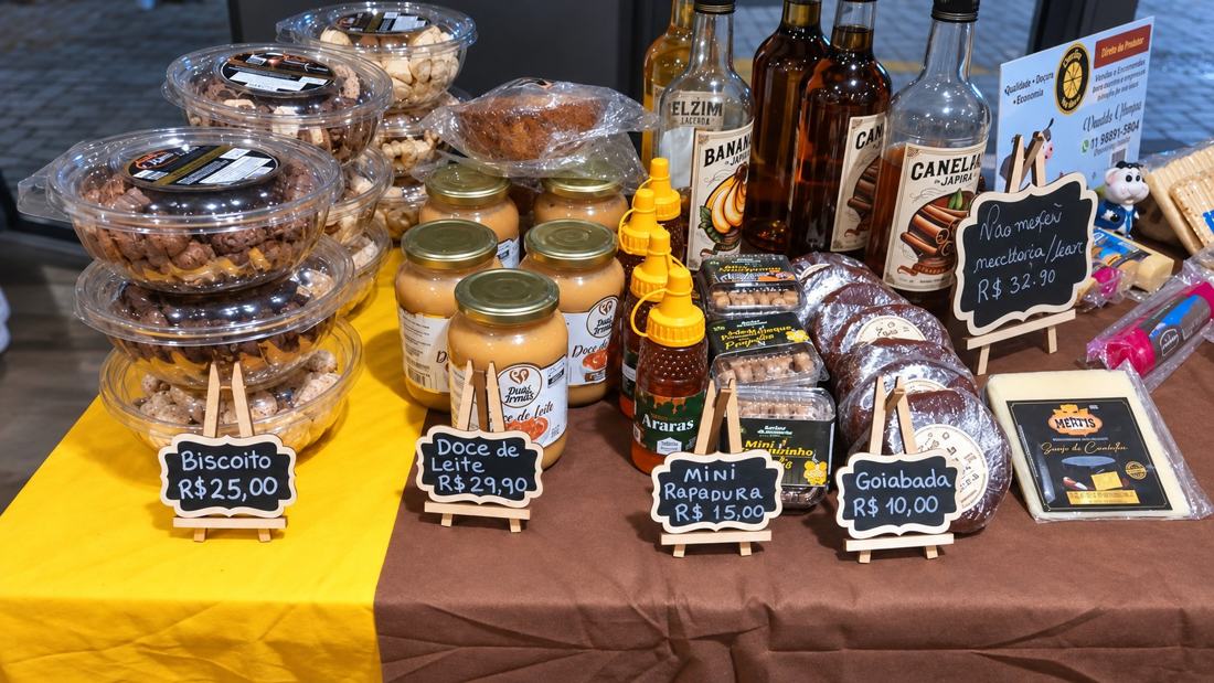 Mesa de produtos artesanais em feira