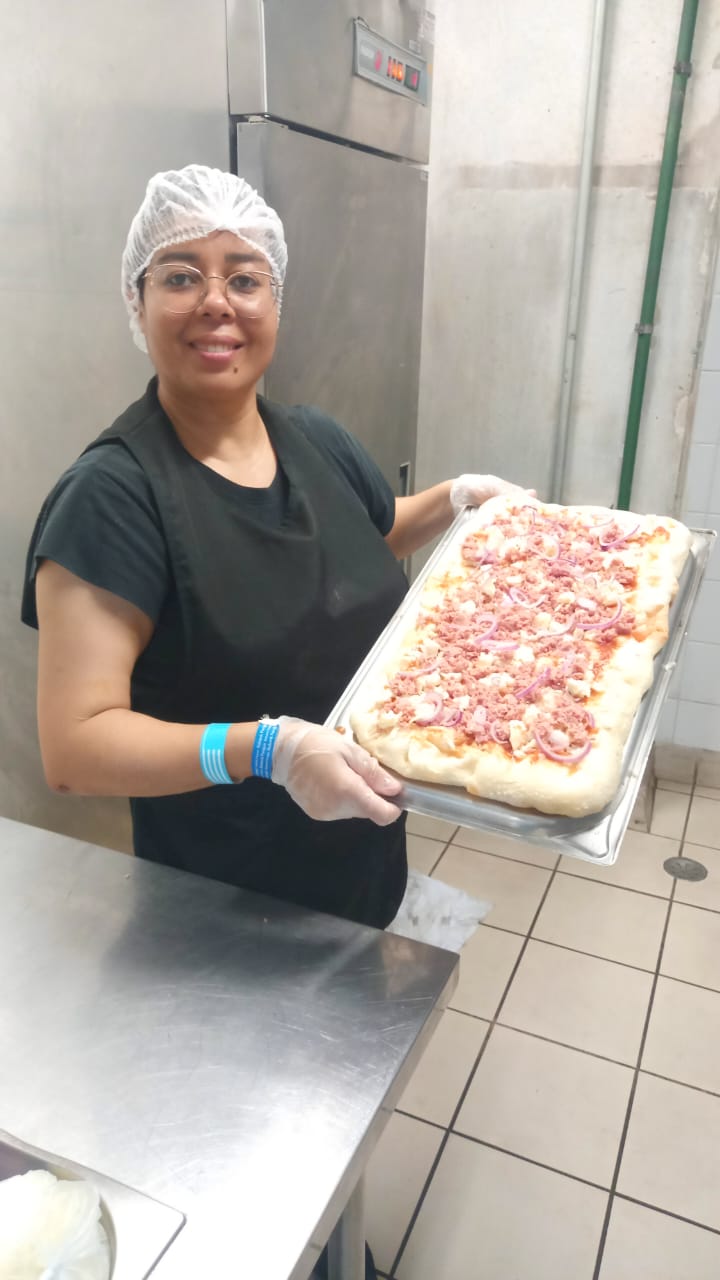 Érika preparando uma pizza nos bastidores do show do Zayn